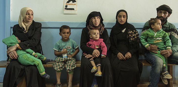 Tabqa, Famiglie in attesa nell'ospedale. Ottobre 2017. Foto di Alessio Romenzi/UPP