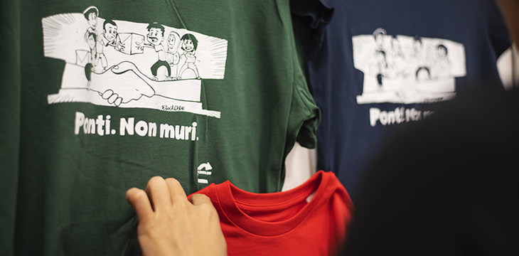 Le t-shirt "Ponti Non Muri"